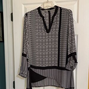 Black & White Geometric V-Neck Women's Top